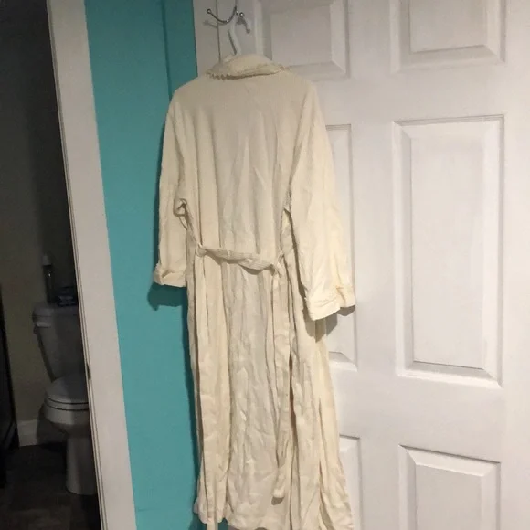 Cream Holt Renfrew Robe - Picture 3 of 3